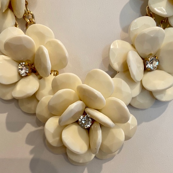 Beautiful Flower Statement Necklace! - Picture 6 of 7